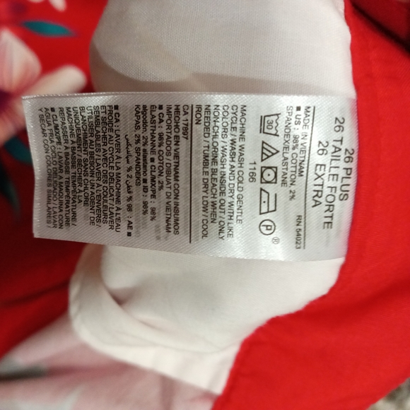 Old Navy Red Floral Everyday Shorts Size 26 - Picture 5 of 6
